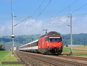 460.006 accelerated away from the sharp curve south of Nebikon with IR2519, the 08:01 from Genève-Aéroport to Luzern on 5 October 2012. 