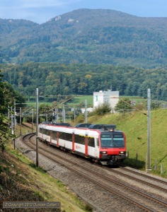 560.220 headed west from Niederbipp on train 6858, the 14:10 from Olten to Solothurn, on 5 October 2012.