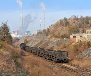 Some spoil from Wulong Mine is now dumped in the old opencast mine. SY.1320 propelled the empties back to Wulong on 9 November.
