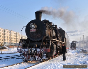 Overnight snow transformed the scene at Ping'an on 12 November. The crew of SY.1210 prepared the loco for another day's work as SY.1397 waited behind.