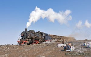 This ash train didn't produce the expected cloud of dust when it was tipped. The light haze rising from the back of the train was as good as it got, probably to the relief of the coal scavengers.