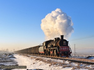 SY.1425 got a long train of empties moving out of the yard at Pingzhuang Nan on the morning of 14 November.