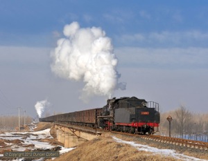 SY.1017 approached Pingzhuang Nan with a heavy loaded train on the afternoon of 15 November. The banker dropped off before it could be identified.