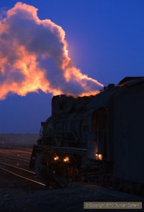 JS.8225 waited to leave Dongbolizhan with the workers' train on 19 November. The ability to shoot at 6400 ISO in almost complete darkness makes shots like this possible. 