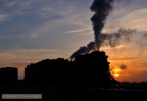 JS.8027 prepared for another day, working a crane train in the big pit, as the sun rose at Dongbolizhan on 19 November. 