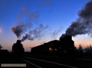 JS.8027, on a crane train, and JS.8225, on the workers' train, waited at Xibolizhan at dawn on 20 November.