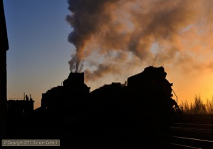 After returning from Xibolizhan on 20 November, JS.8225 backed down onto its coal train, passing JS.8027.