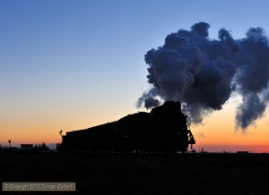It was JS.8190's turn to work the passenger on 22 November. The train was photographed leaving Dongbolizhan just before sunrise.
