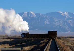 The peaks of the Tianshan, almost 50km north of Sandaoling, were clearly visible for the first time in several trips on 22 November. JS.8366 approached Beiquan Erjing with a train of empties.