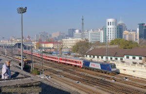 HXD3C.0600 worked empty stock out of Beijing station on 24 November. Quite a number of locals stopped to watch the action during the time I was there.